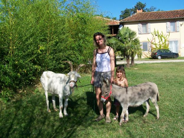 L'ânesse microminiature et le bouc avec Keyla et Carole